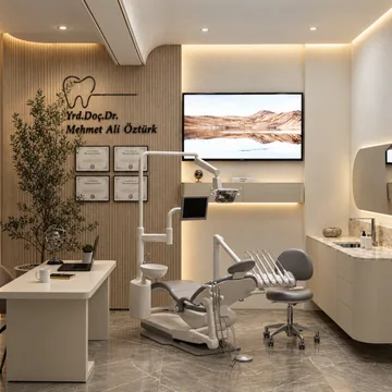 Doğal malzemelerle tasarlanmış diş kliniği iç mekânı.